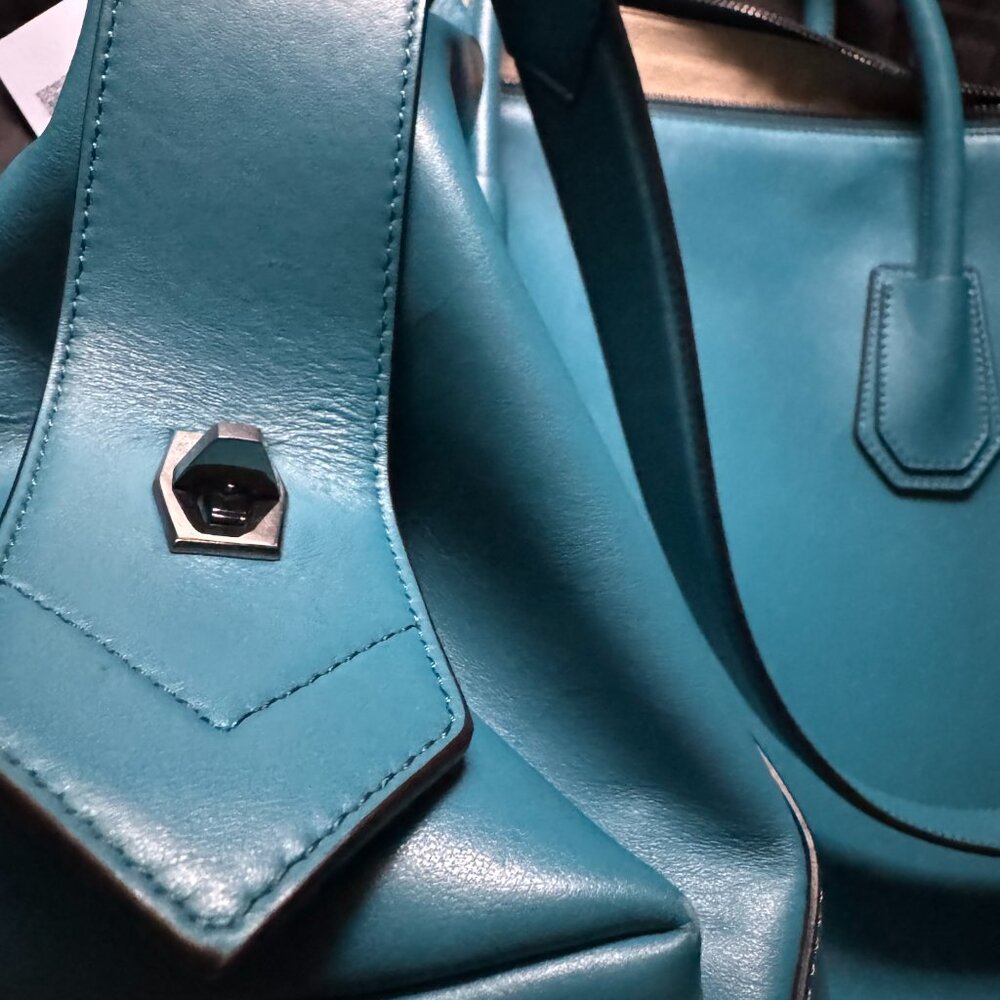 COPY - GIVENCHY Medium Soft Antigona in Petrol Blue. - Picture 9 of 17
